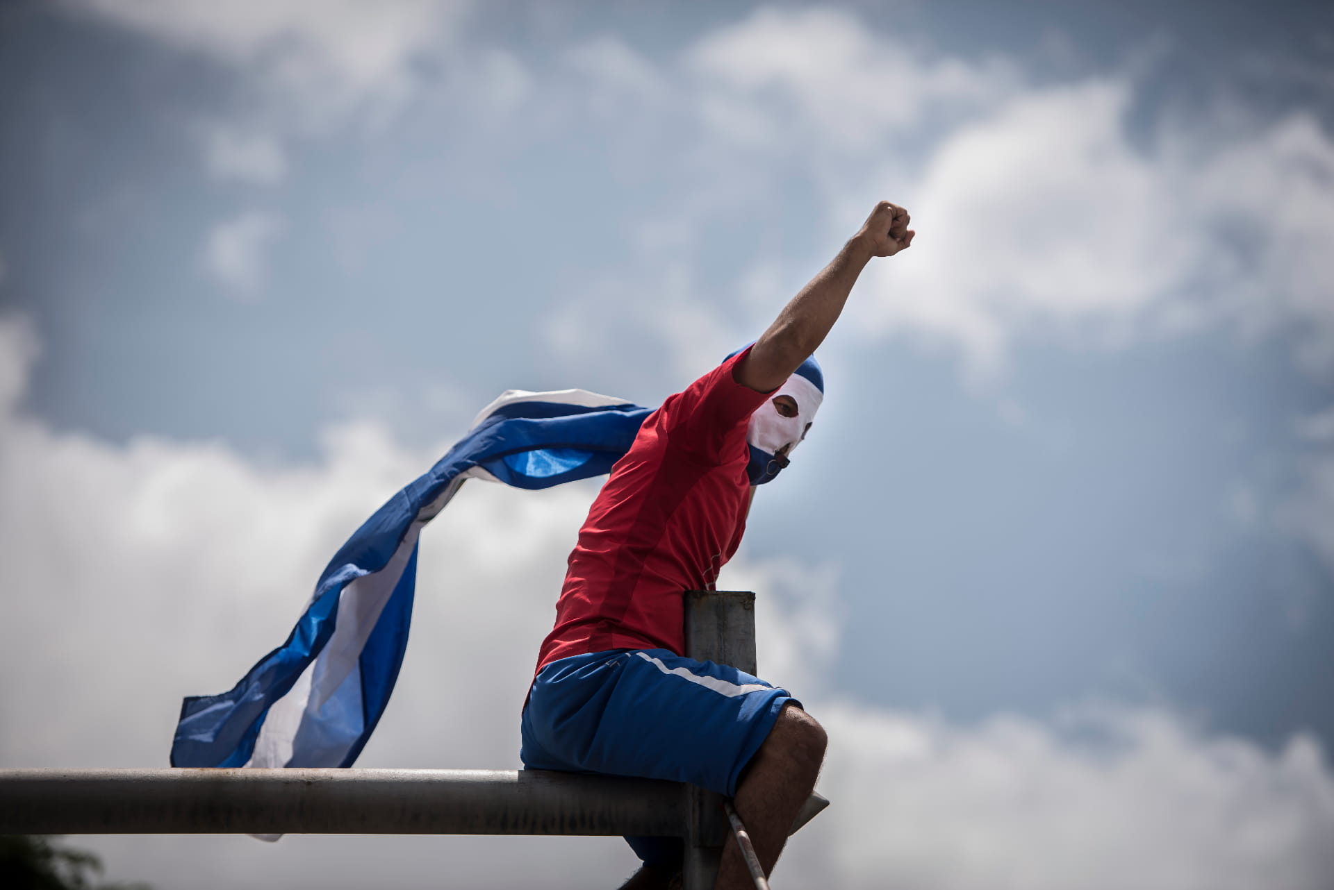 Un joven autoconvocado alza el puño durante una marcha que exigía justicia y la salida de los Ortega y Murillo. Foto/ Oscar Navarrete