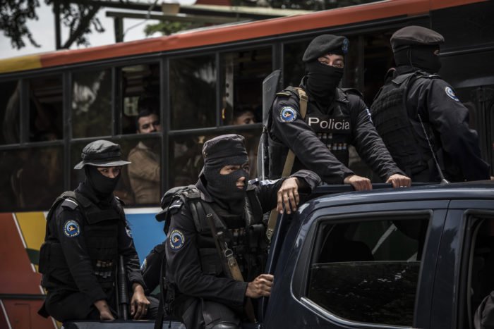 Las escenas de policías encapuchados y fuertemente armados se volvieron el pan de cada día.