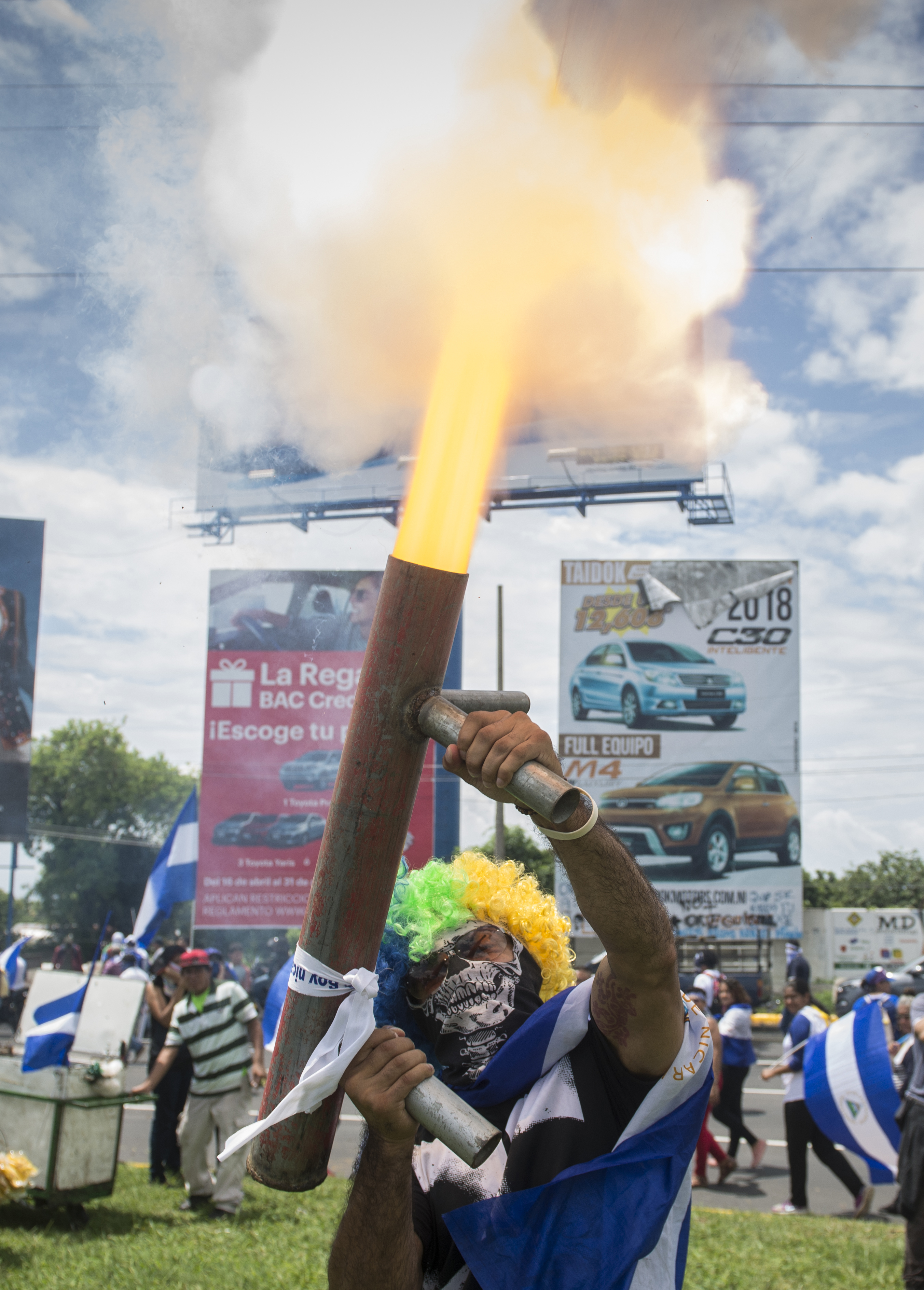 Los morterazos solían acompañar las manifestaciones azul y blanco. Foto/ Jader Flores