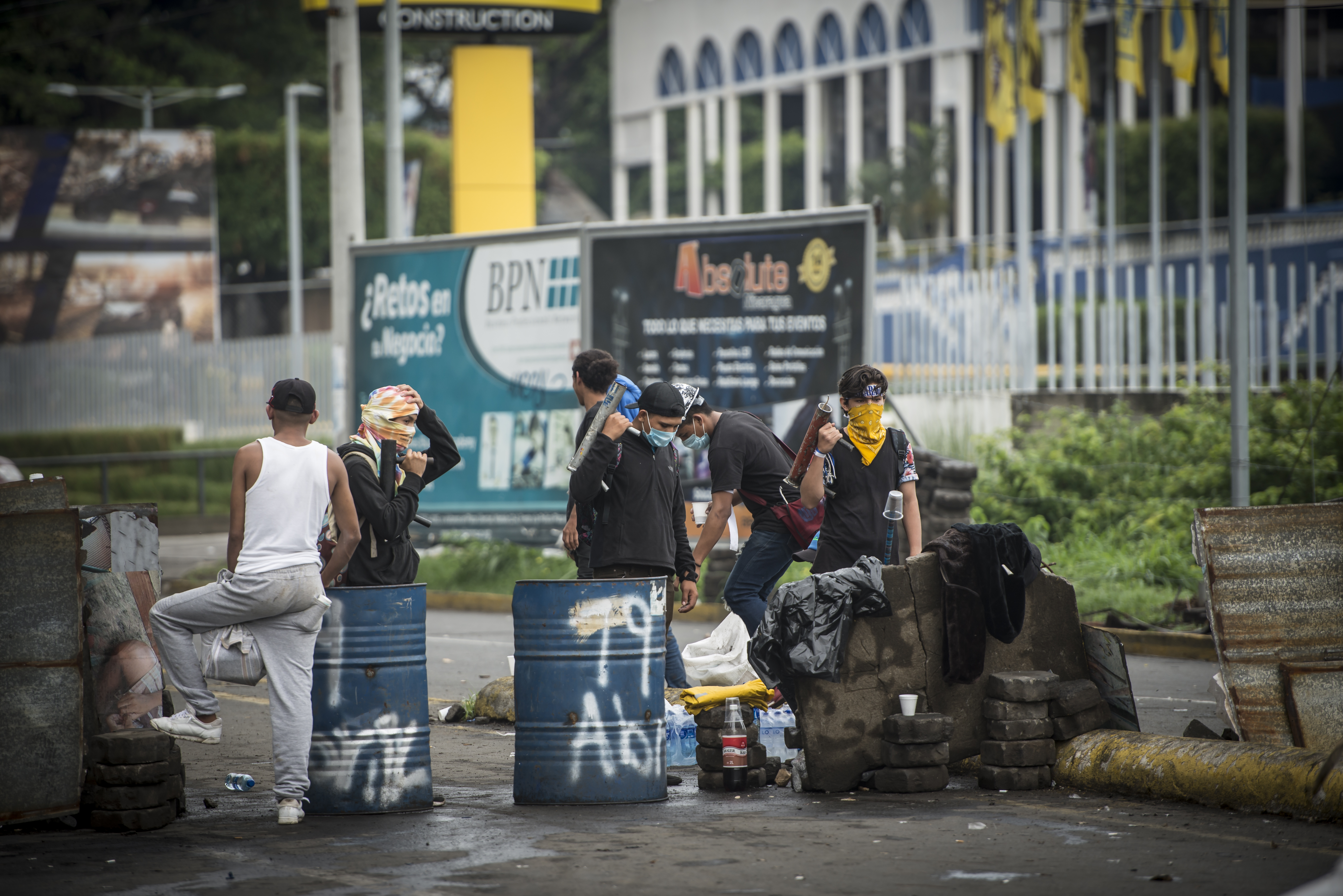 Tranque en la zona de la Universidad Nacional Autónoma de Nicaragua (UNAN), en Managua. Los estudiantes solo permitían el paso a los vecinos. 18 de mayo de 2018. Foto/ Oscar Navarrete