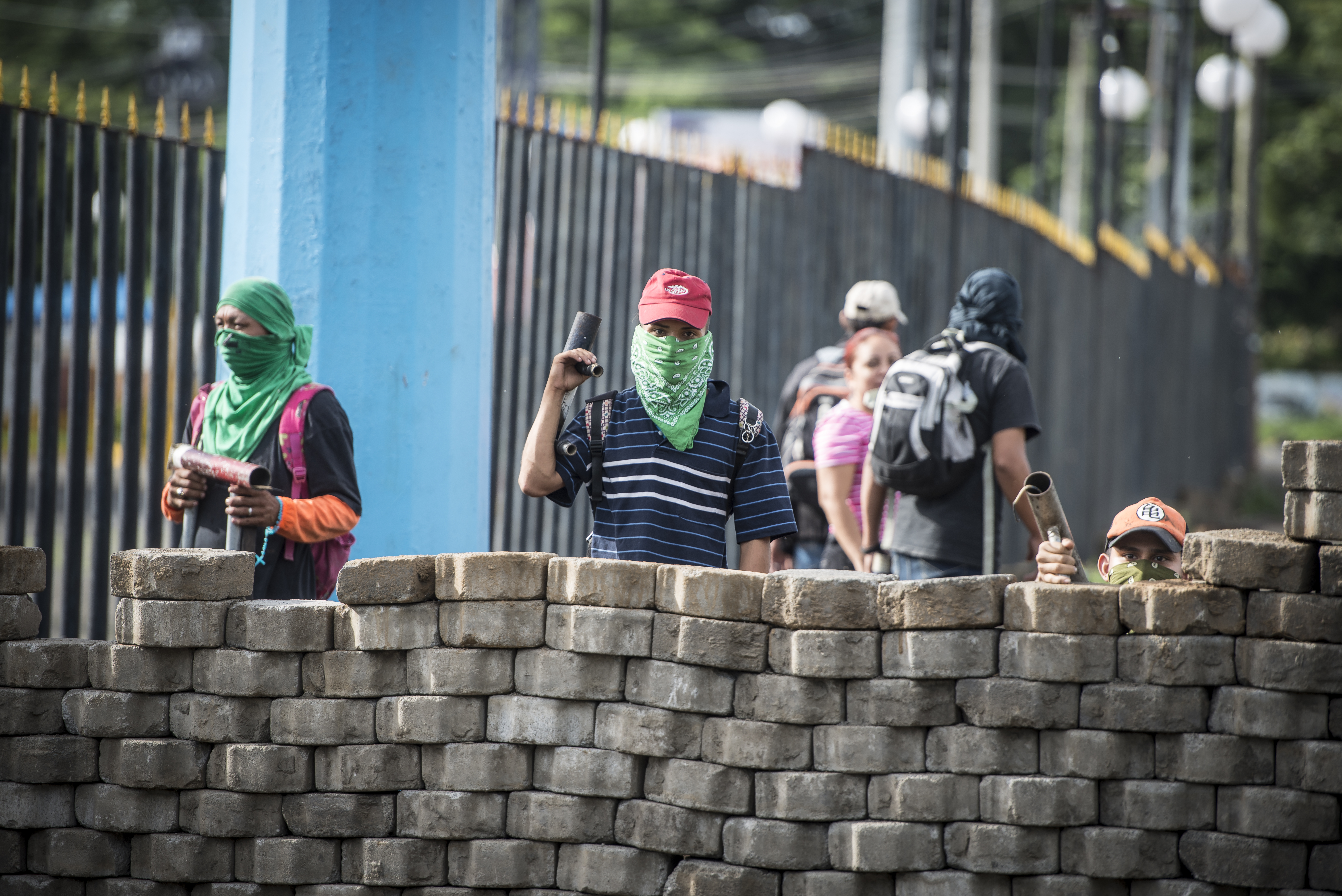 Las barricadas aparecieron desde la noche del 19 abril y fueron la señal inequívoca de que algo grande estaba sucediendo. De manera espontánea, la gente en los barrios empezó a arrancar los adoquines para levantar pequeños tranques y ya no quedó duda de que el país vivía una insurrección. A partir de entonces, las barricadas y los adoquines se convertirían en símbolos de la revuelta ciudadana. Luego los tranques se multiplicaron en ciudades y carreteras, por dos especiales razones. La primera es que significaban un importante obstáculo para los policías y paramilitares armados, que a bordo de motos y camionetas Hilux andaban disparando a diestra y siniestra en las calles. La otra razón es que el amurallar las ciudades y cerrar las carreteras era un importante método de presión contra el régimen de los Ortega Murillo. A mediados de junio empezó la Operación limpieza, con la orden gubernamental de quitar los tranques a sangre y fuego. Ahí comenzó la verdadera pesadilla. (Foto de Oscar Navarrete)