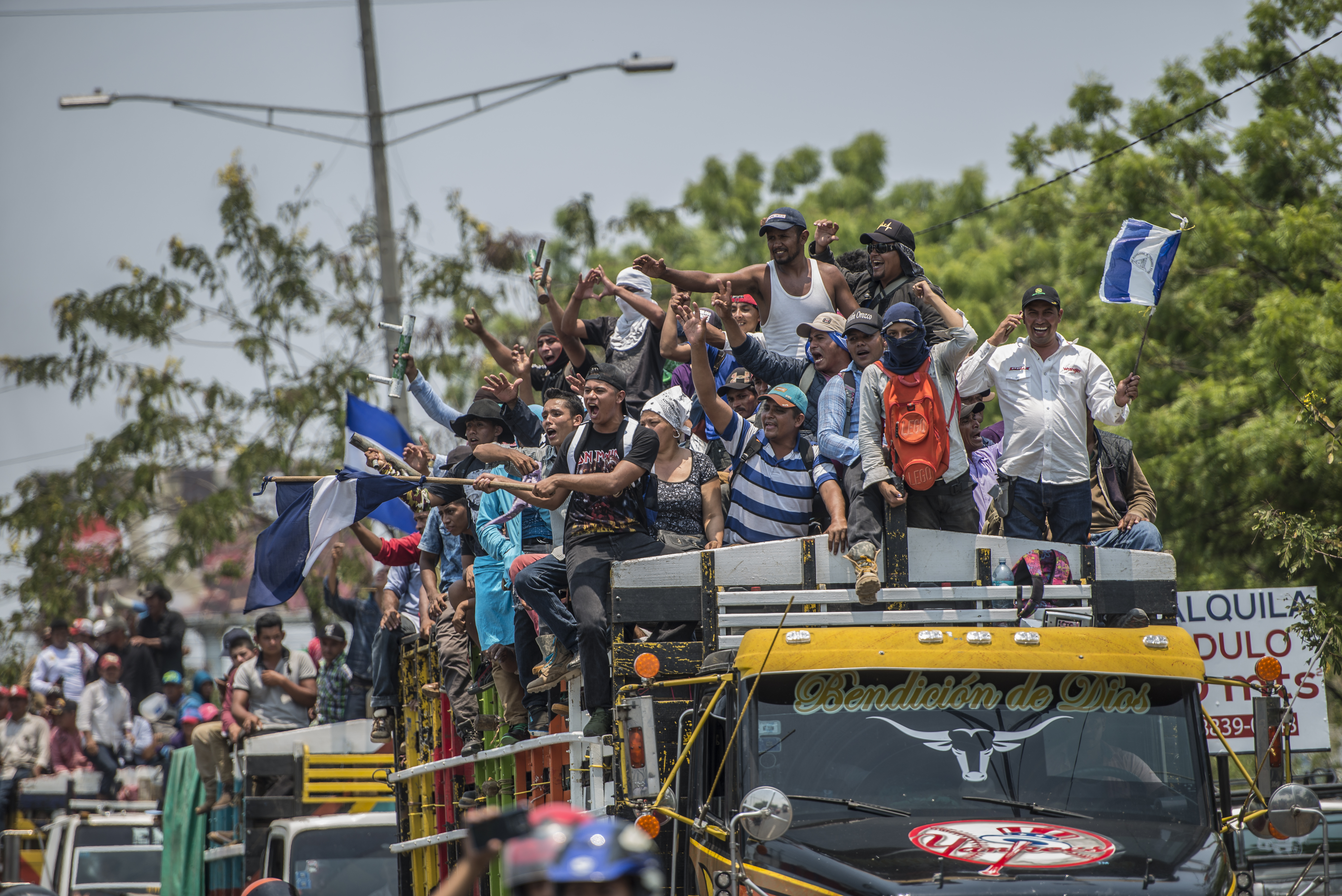 El machete, las botas de hule y el gritito de montaña de los campesinos, que tanto se habían visto y escuchado en sus incesantes marchas anticanal, también cobraron protagonismo en las protestas ciudadanas que exigían justicia para las víctimas de la represión y también la salida de los Ortega Murillo del poder. Los campesinos viajaron a Managua en varias ocasiones para apoyar multitudinarias marchas azul y blanco e incluso tuvieron un espacio en la Mesa del Diálogo Nacional, representados por su líder Medardo Mairena. Sin embargo, el régimen incrementó la represión en las ciudades y en el campo y actualmente muchos miembros del movimiento campesino están muertos, desaparecidos o huyendo. Y sus principales líderes son presos políticos o se encuentran en el exilio. (Foto de Oscar Navarrete)