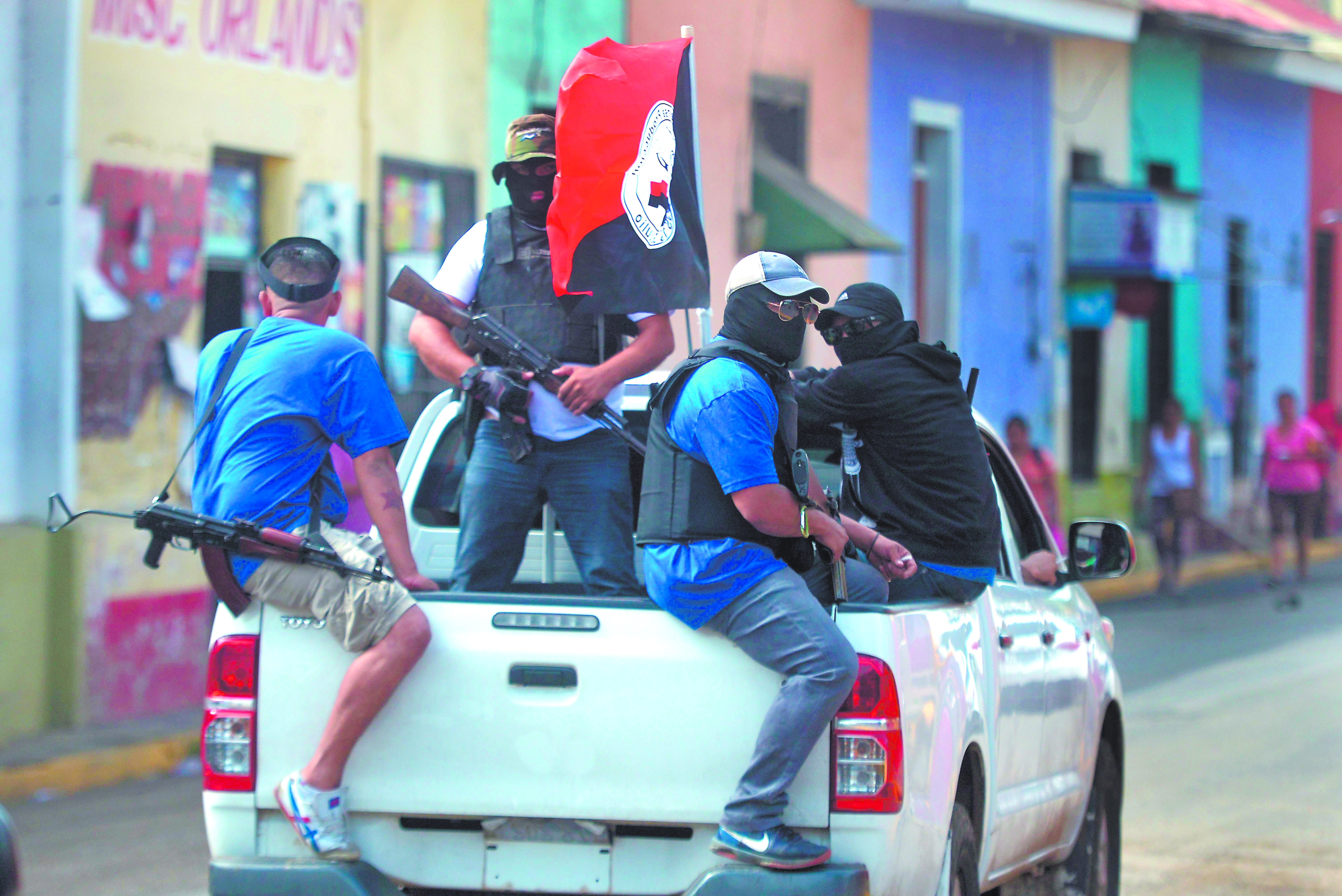 Encapuchados y generalmente con camisetas del mismo color para no matarse entre ellos mismos. El gobierno vistió y armó paramilitares y les dio luz verde para sembrar terror en las ciudades.