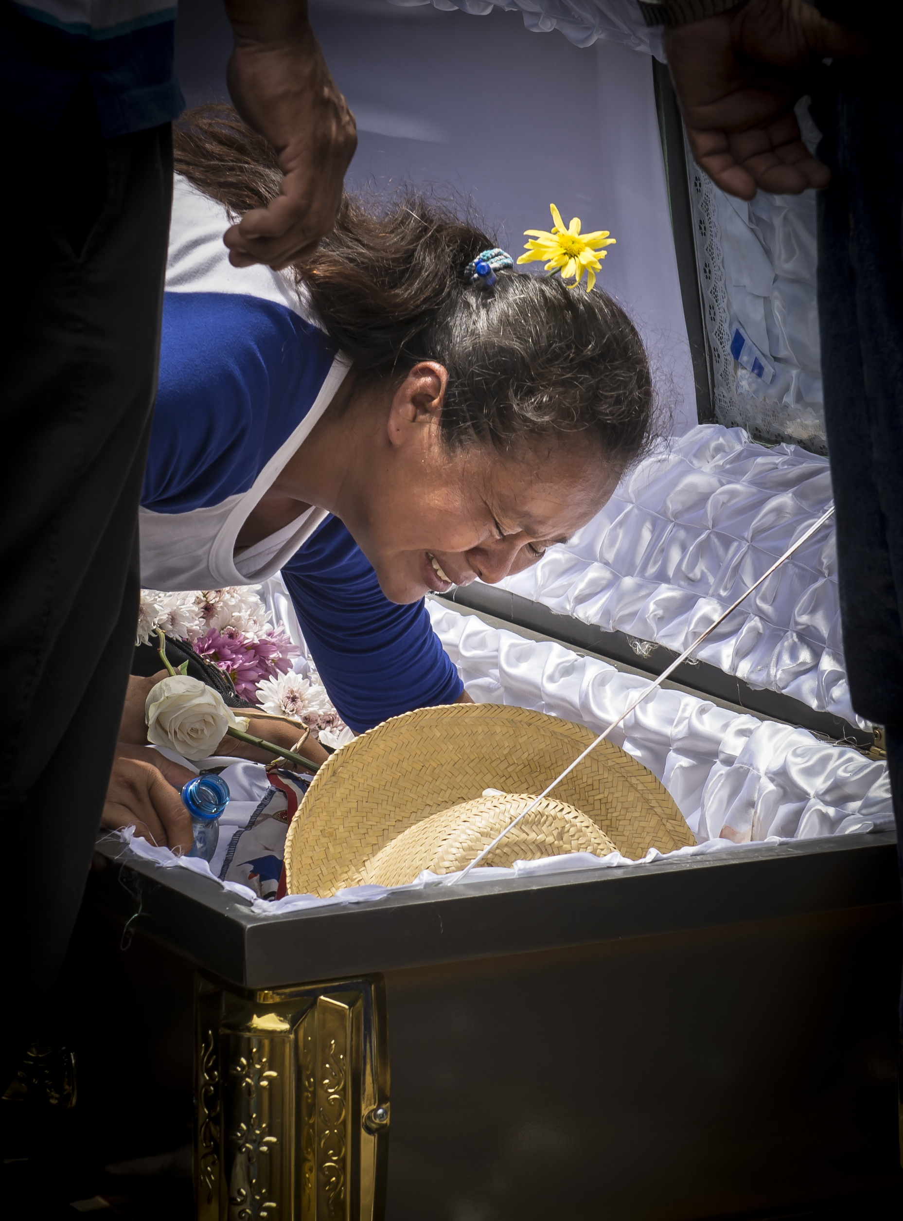 La madre de Gerald Vásquez se despide de su hijo.