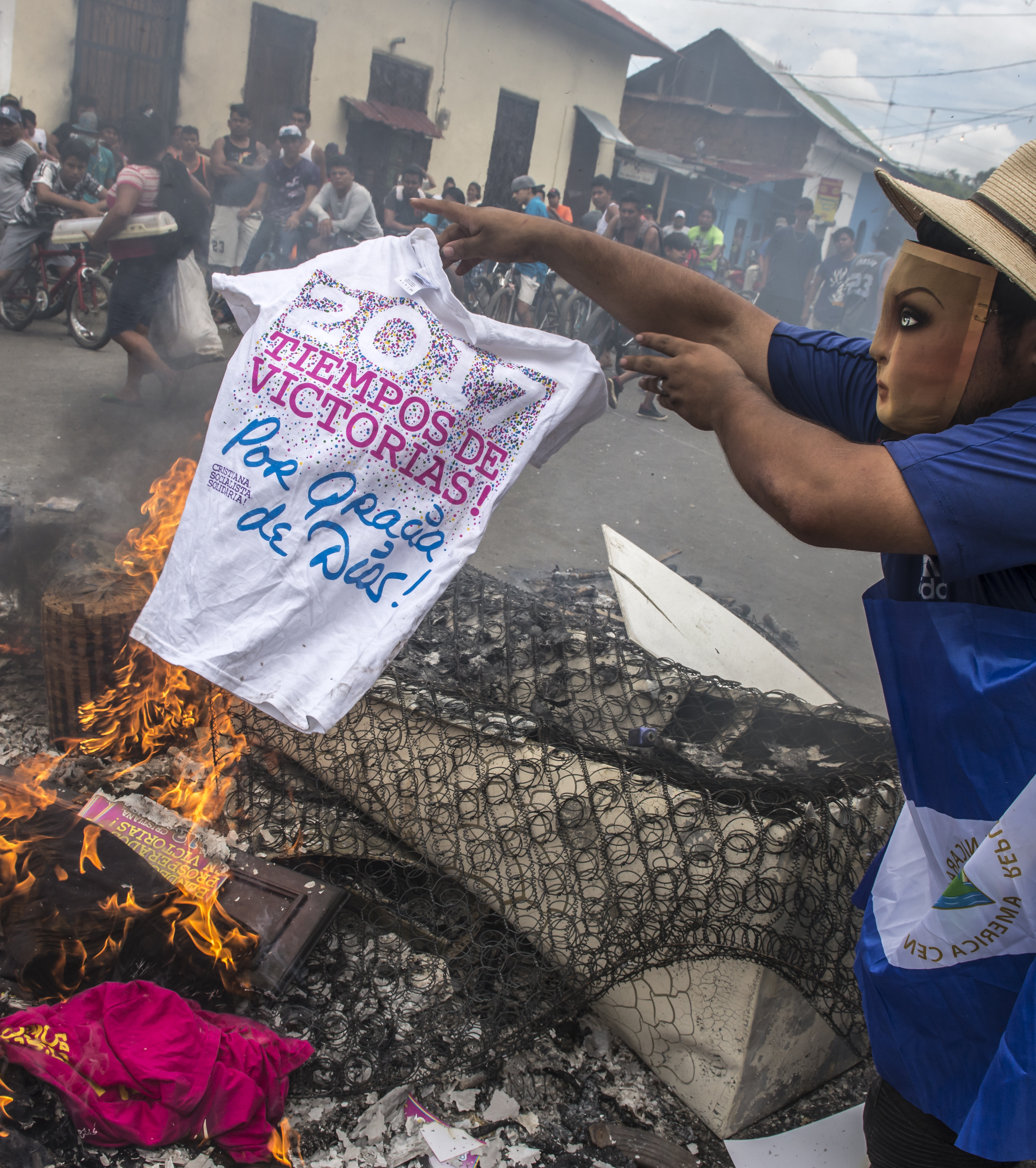 La quema de símbolos del Gobierno empezó en abril.