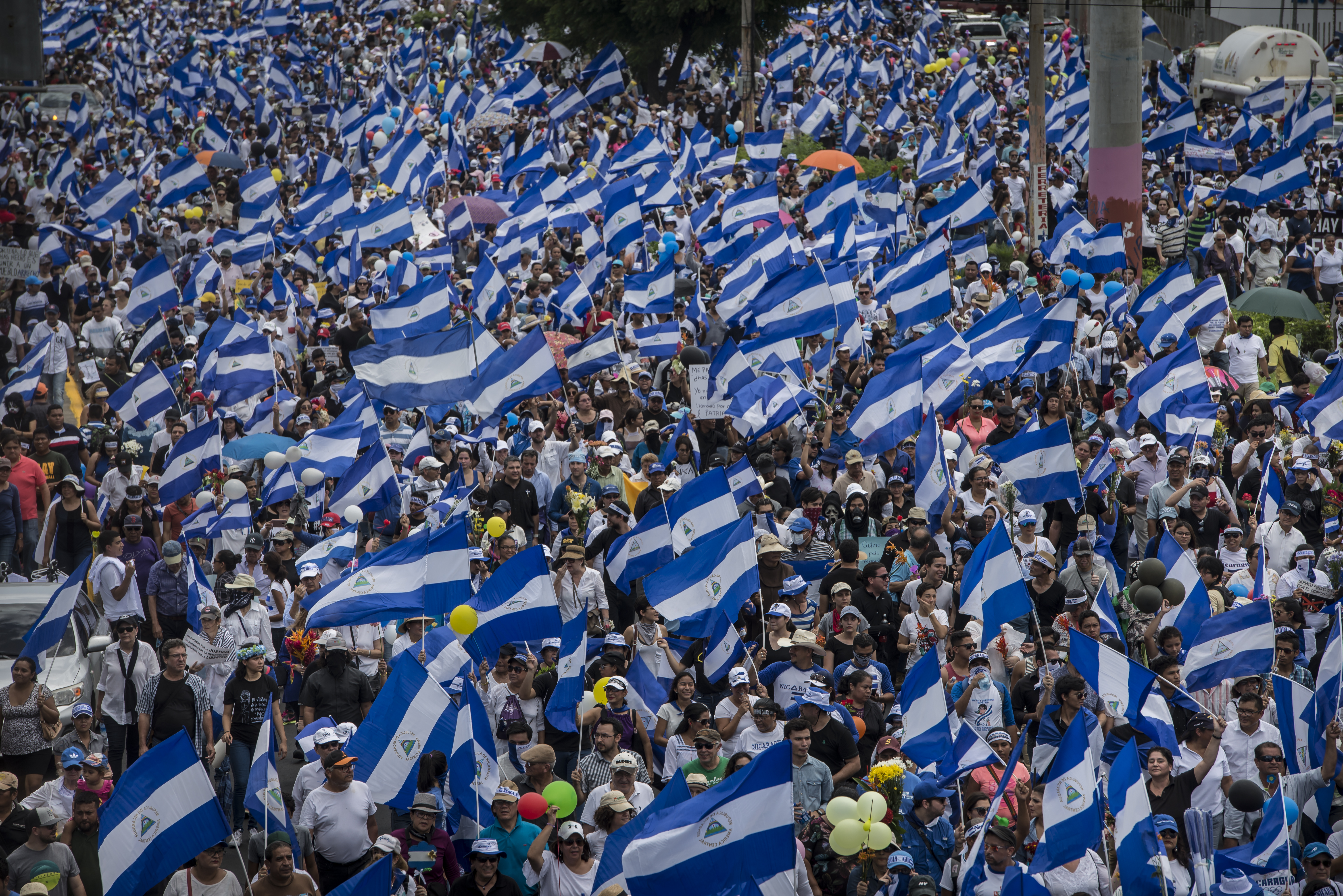 En Nicaragua, desde que volvió al poder, en el 2007, Daniel Ortega ha querido tener control total de las calles, reprimiendo cualquier tipo de marcha. Así inició la rebelión de abril, con una brutal represión contra ciudadanos que marchaban en desacuerdo con la reforma a la ley del Seguro Social. Después de varías marchas multitudinarias en el país en la que se pedía la salida del poder de la pareja presidencial, el régimen Ortega-Murillo ha prohibido cualquier intento de salir a las calles.